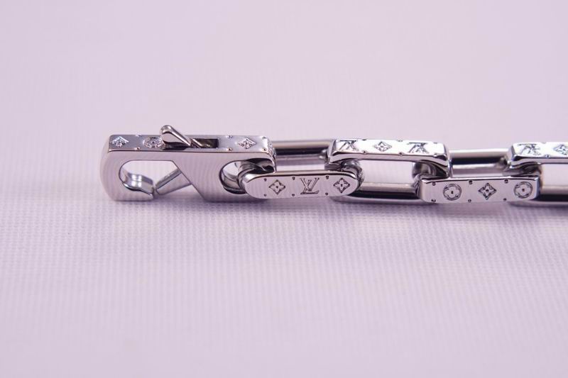 LV Suits 03lyr08 (6)