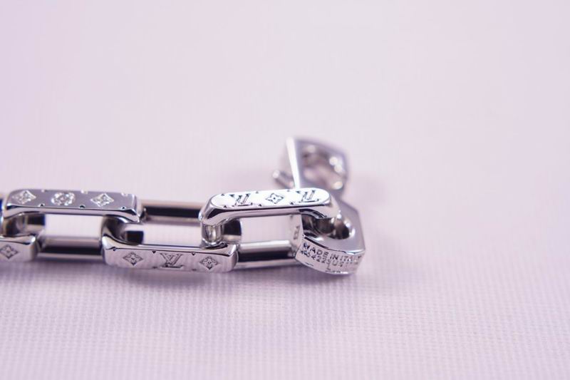 LV Suits 03lyr08 (7)