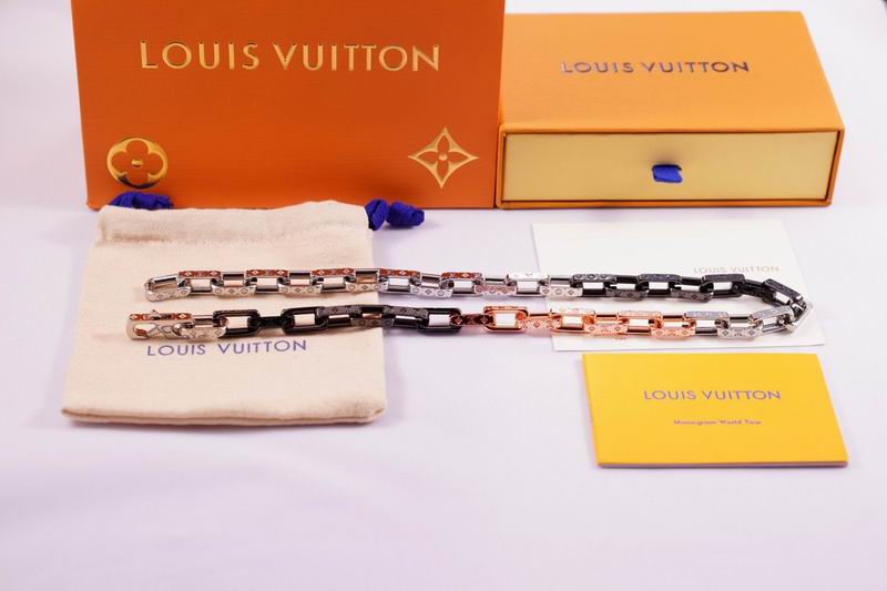 LV Suits 03lyr09 (3)