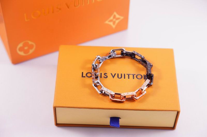 LV Suits 03lyr13 (3)