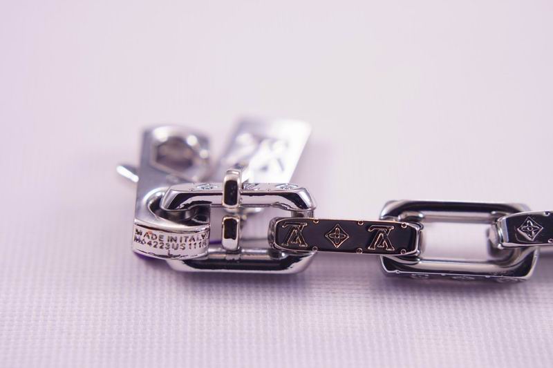 LV Suits 03lyr20 (11)