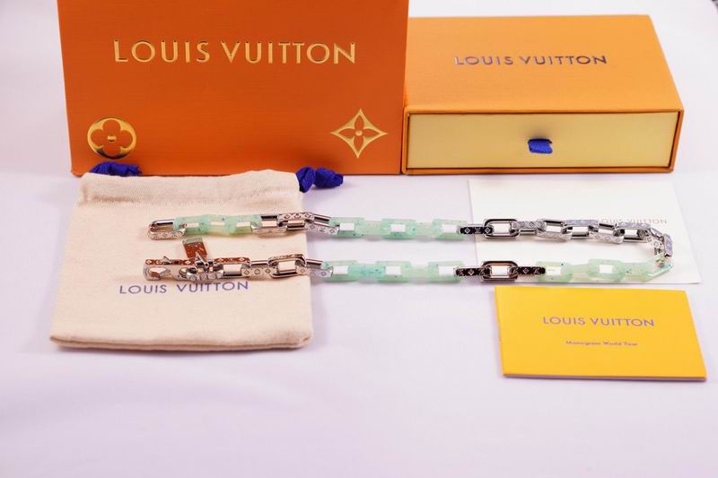 LV Suits 03lyr20 (5)