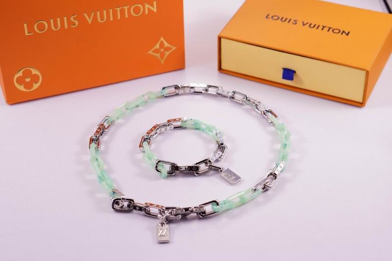 LV Suits 03lyr20 (7)