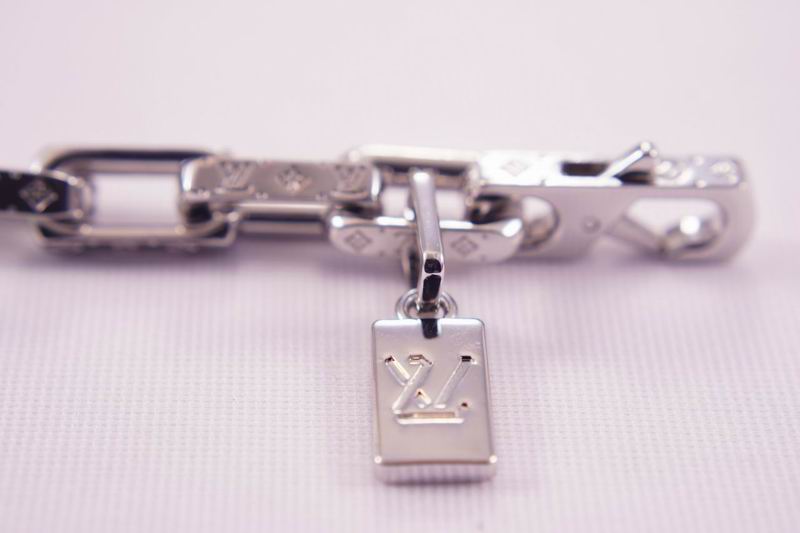 LV Suits 03lyr20 (8)