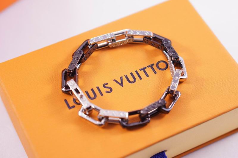 LV Suits 03lyr21 (2)