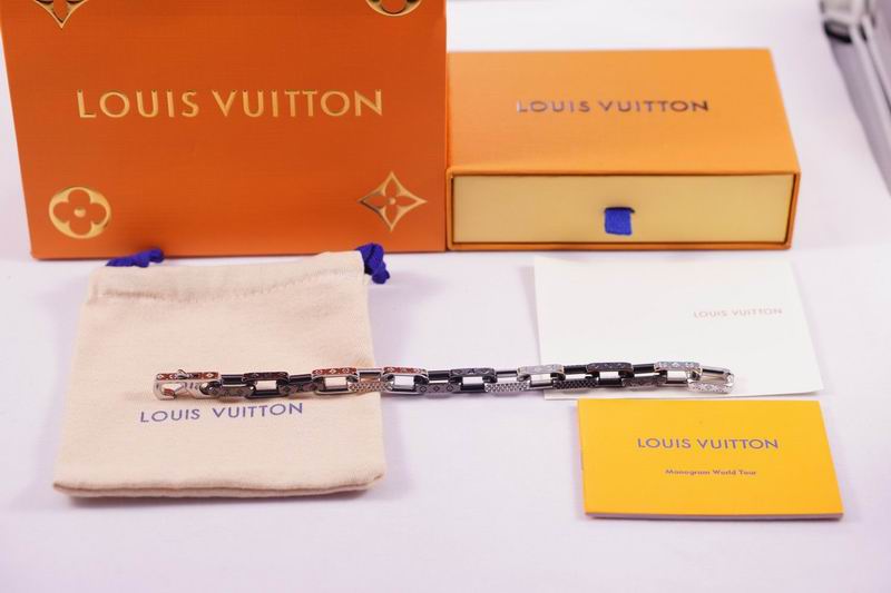 LV Suits 03lyr21 (3)