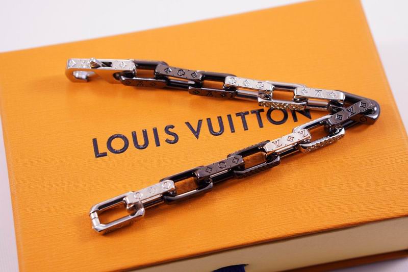 LV Suits 03lyr21 (4)