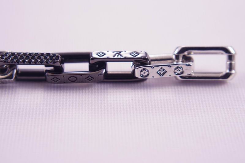 LV Suits 03lyr21 (8)