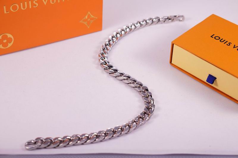 LV Suits 03lyr22 (3)