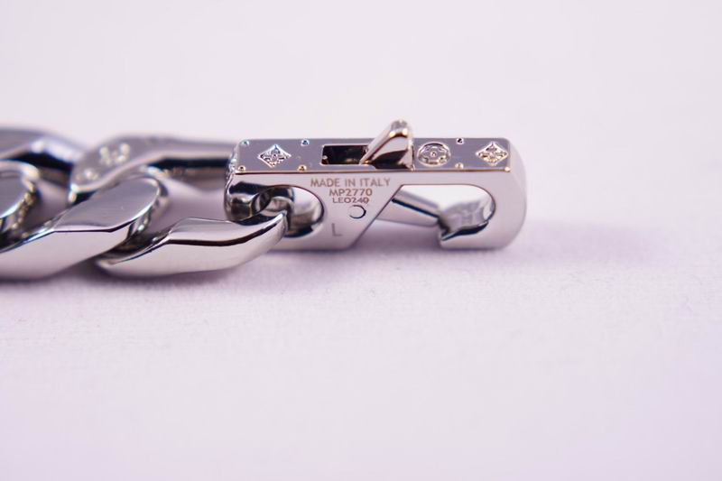 LV Suits 03lyr22 (6)