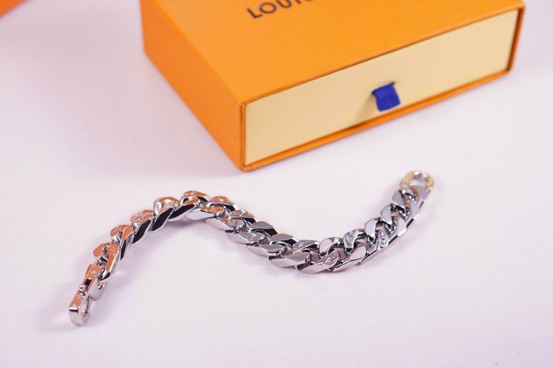 LV Suits 03lyr23 (4)