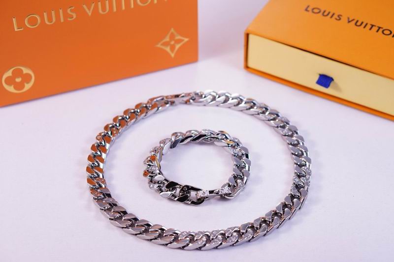 LV Suits 03lyr23 (5)