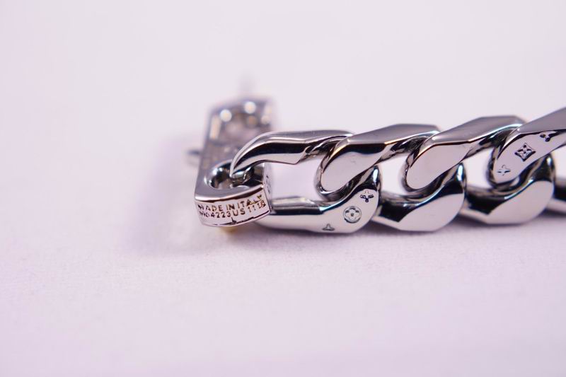 LV Suits 03lyr23 (7)