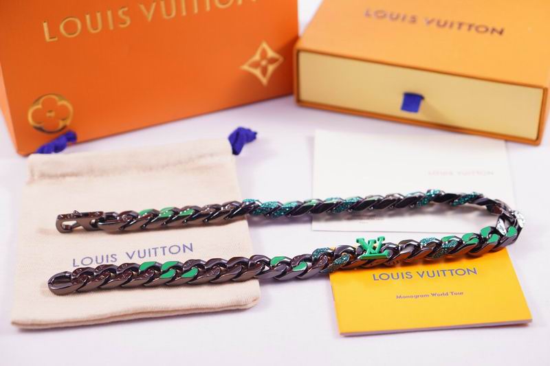 LV Suits 03lyr27 (3)