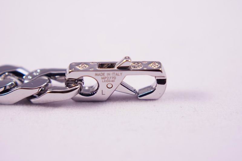 LV Suits 03lyr35 (7)