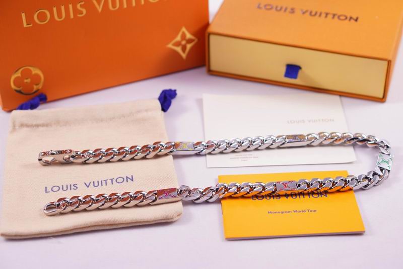 LV Suits 03lyr36 (3)