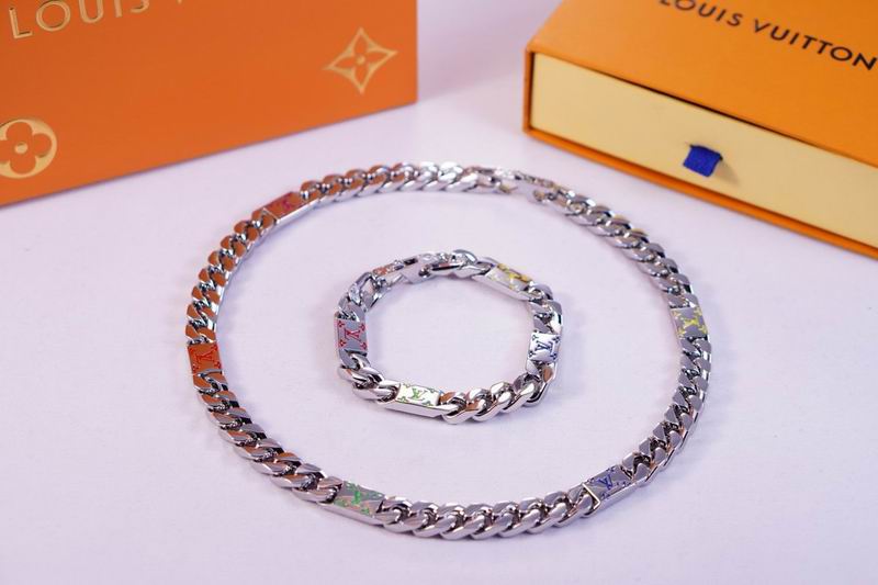 LV Suits 03lyr36 (5)