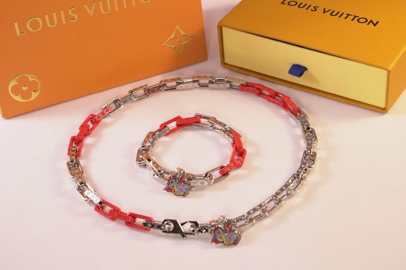 LV Suits 03lyr37 (5)