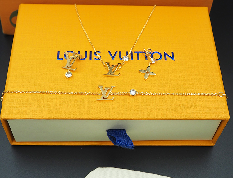 LV Suits 03lyr39 (3)