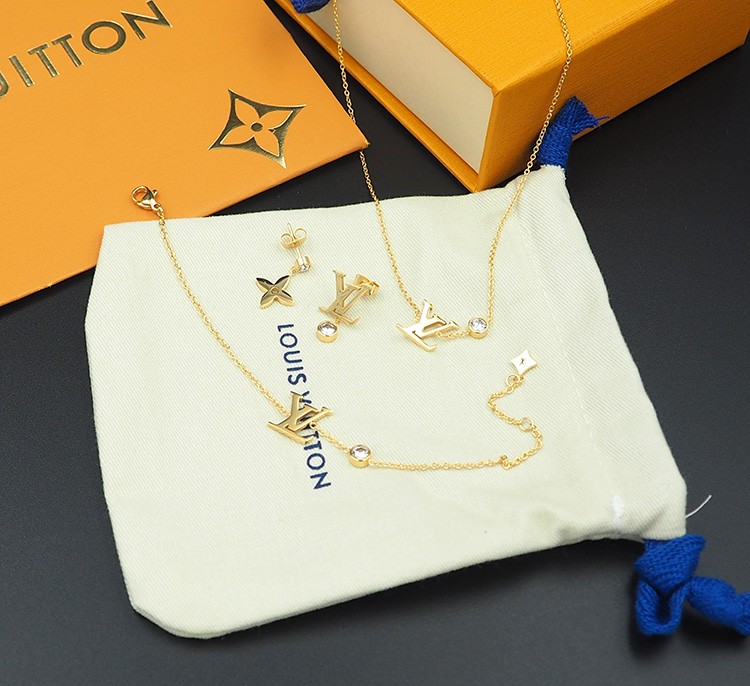 LV Suits 03lyr39 (5)