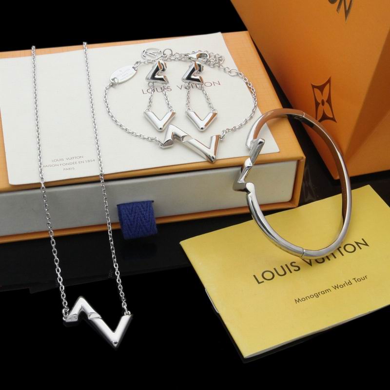 LV Suits 03lyr43 (2)