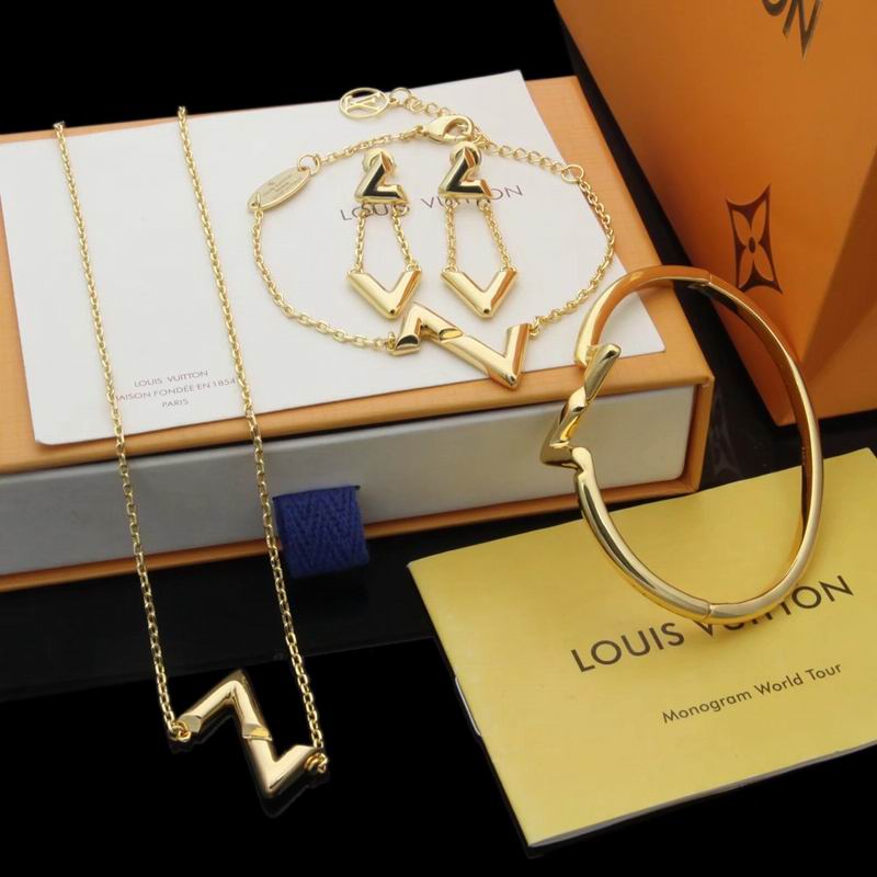 LV Suits 03lyr43 (3)