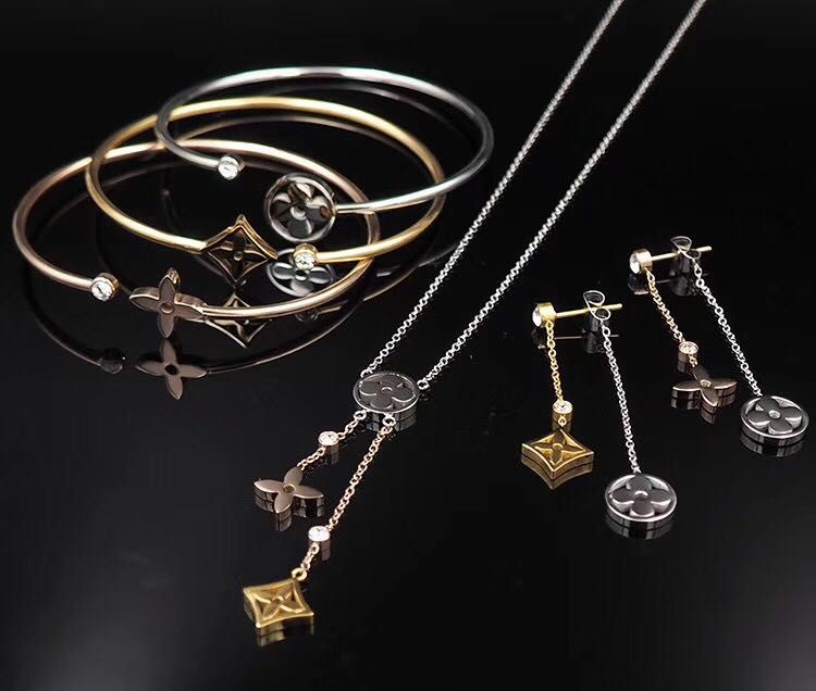 LV Suits 03lyr45 (3)