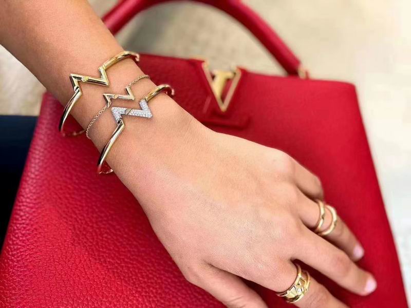 LV Suits 03lyr53 (3)