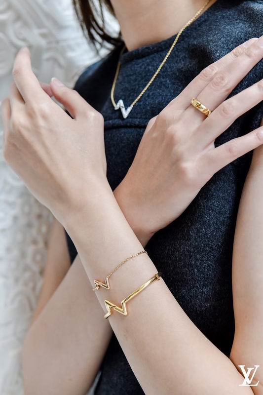 LV Suits 03lyr53 (5)