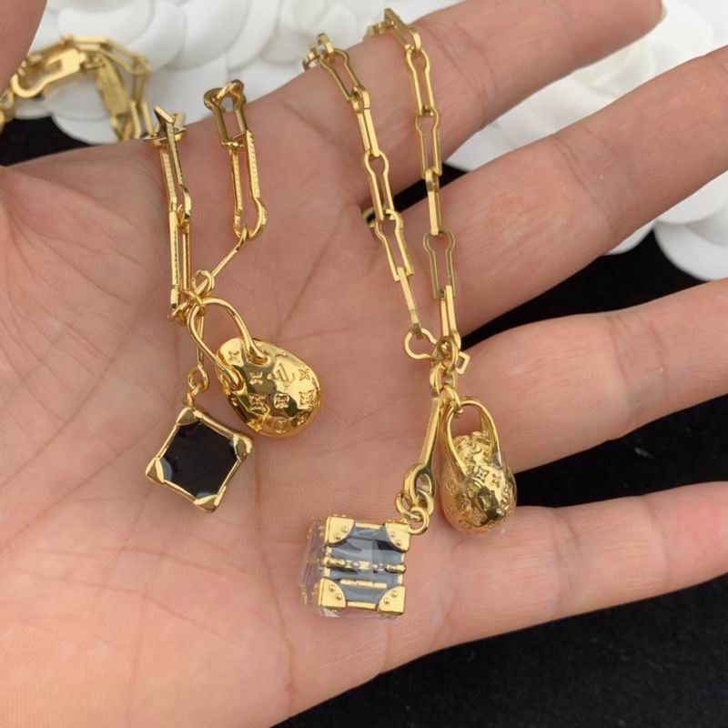 LV Suits 03lyr63 (4)