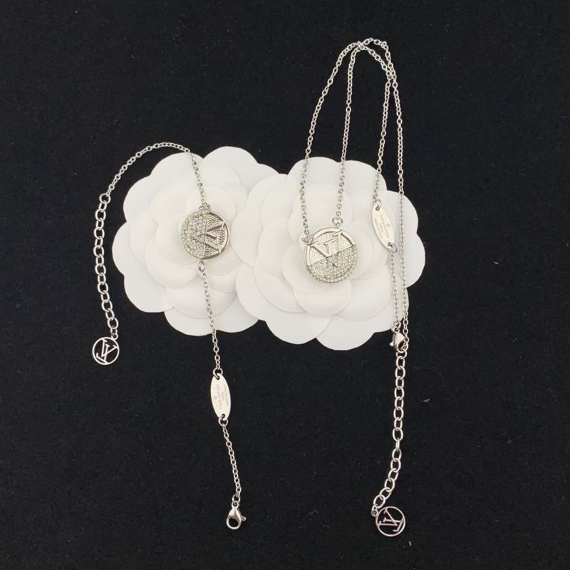 LV Suits 03lyr66 (4)