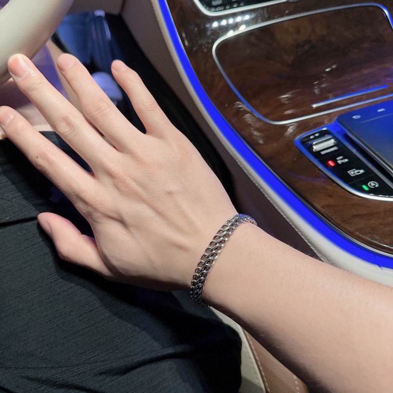 LV Suits 03lyr73 (8)