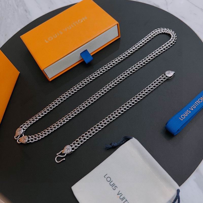 LV Suits 03lyr73 (9)