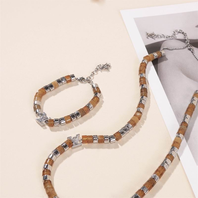 LV Suits 03lyr85 (8)