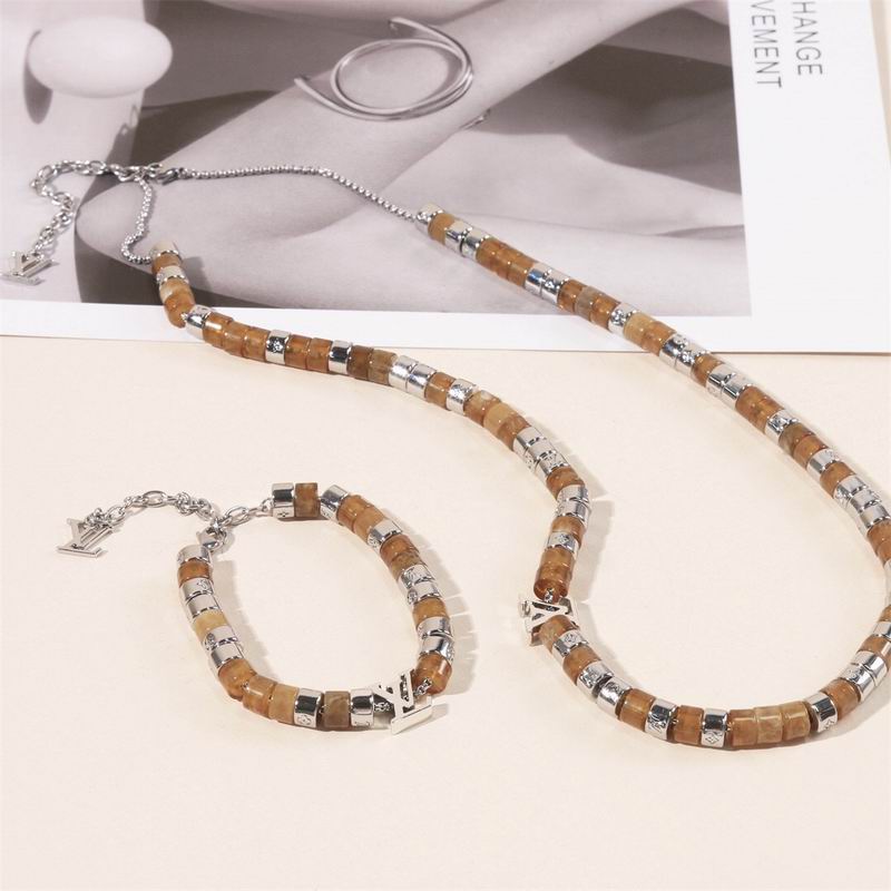 LV Suits 03lyr85 (9)