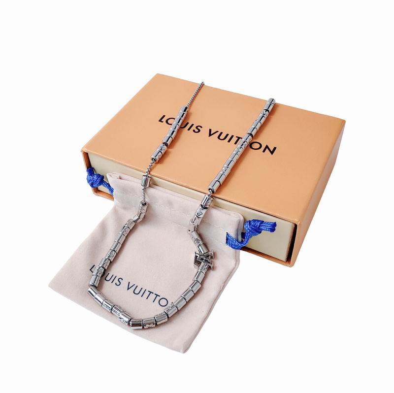 LV Suits 03lyr91 (3)