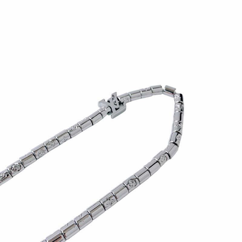 LV Suits 03lyr91 (9)