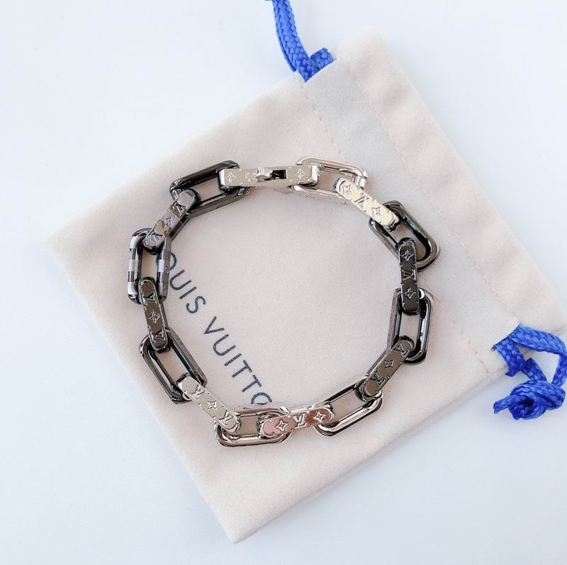 LV Suits 03lyr92 (4)