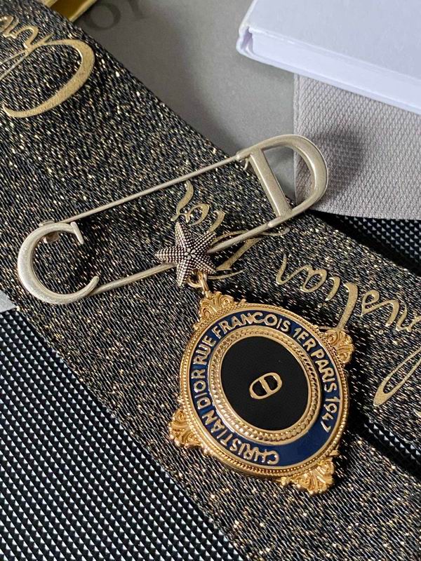 Dior Brooch 07lyr73 (3)