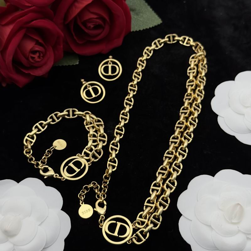 Dior Suits 06lyr93 (1)