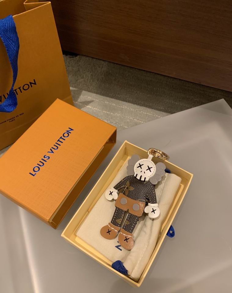 LV keyring 羊皮kaws公仔 (4)