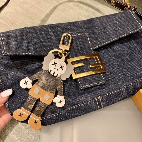 LV keyring 羊皮kaws公仔 (5)