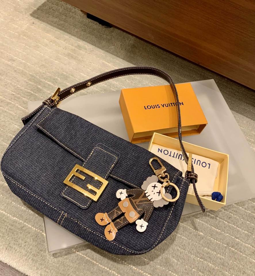 LV keyring 羊皮kaws公仔 (6)