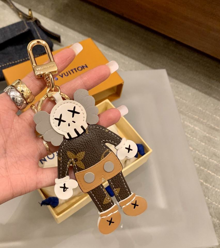 LV keyring 羊皮kaws公仔 (7)
