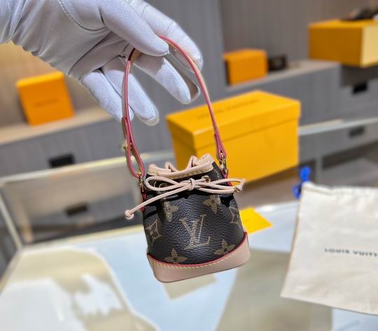 LV keyring 03lyh71 (22)