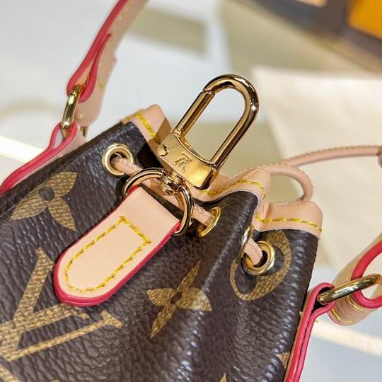 LV keyring 03lyh71 (24)