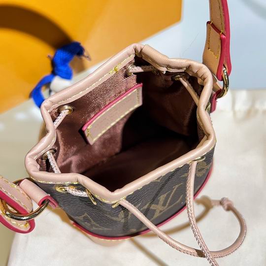 LV keyring 03lyh71 (25)