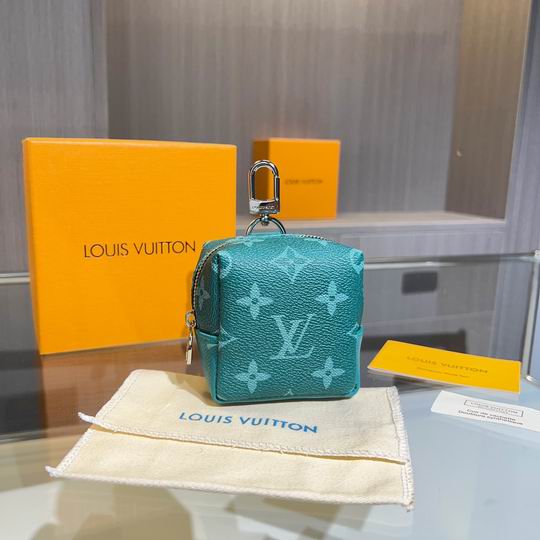 LV keyring 03lyh72 (9)