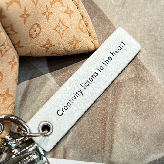 LV keyring 03lyh74 (8)