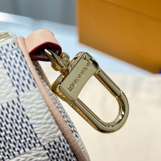 LV keyring 03lyh75 (8)